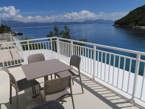 Orebic Casa | Old Fisherman's House w 3BD, balcony and terrace by the Sea