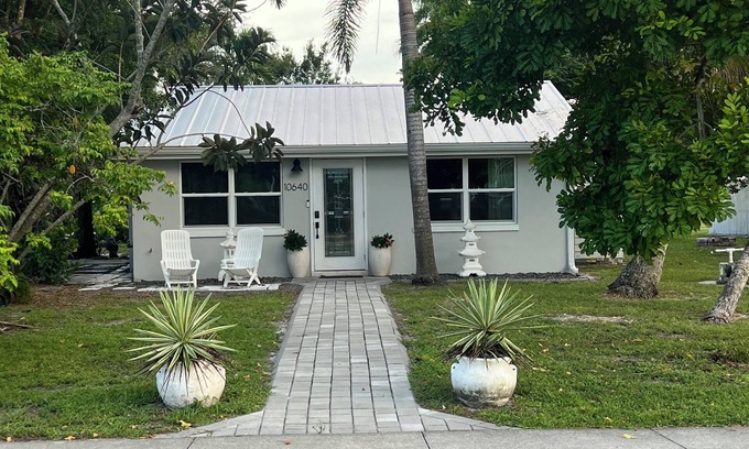 Bonita Springs Casa | Old Florida 2-bedroom house Downtown Bonita Springs, 1 Block from Old 41