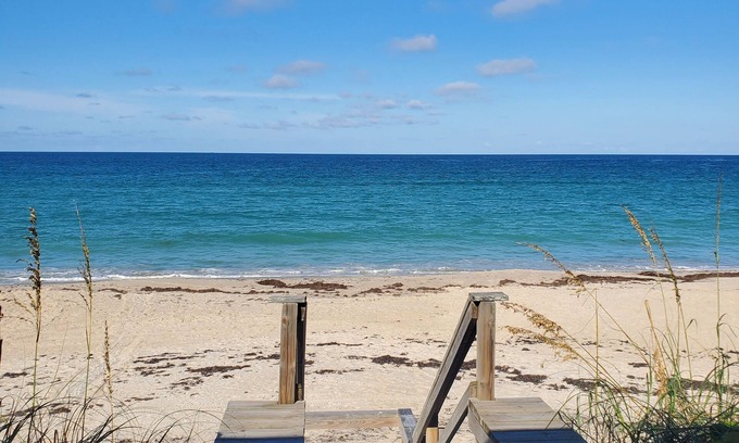 Floridana Beach Casa | "Old Florida" Beachside Cottage