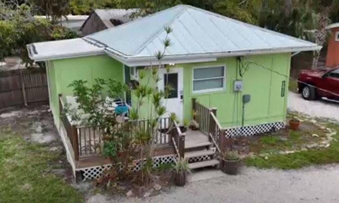 Bonita Shores Cabaña | Old Florida Fishing Cottage See The Water From Living Room on Imperial River
