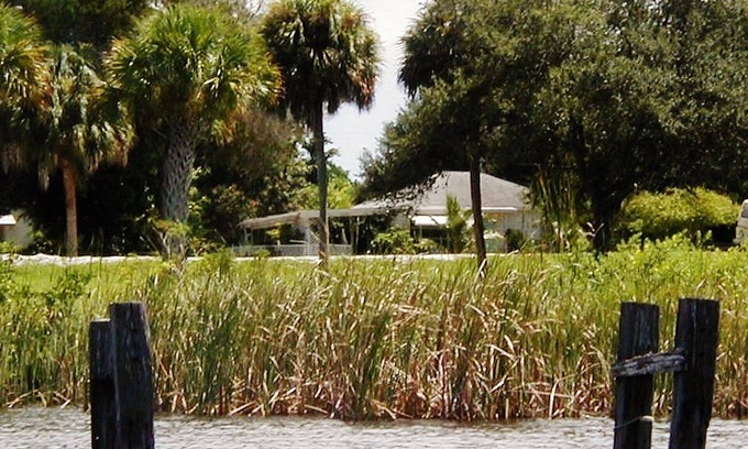 Roseland Casa | CASA RURAL "OLD FLORIDA" PISCINA QUE EL TIEMPO OLVIDÓ