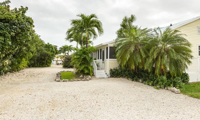 Cudjoe Key Cabaña | Old Florida Style, Dockage, Swimming Pool (shared), just 20 miles from Key West