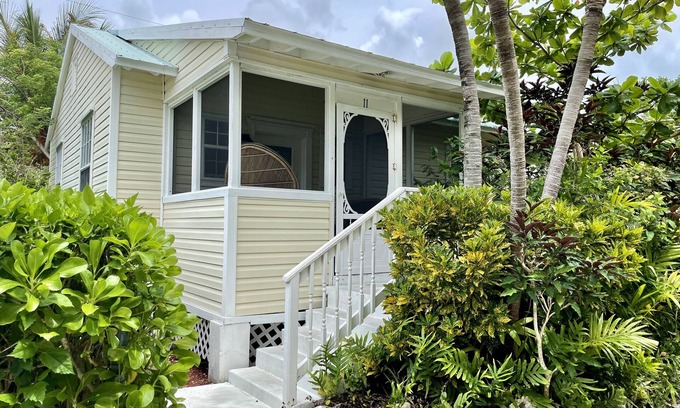 Cudjoe Key Cabaña | Old Florida Style, Dockage, Swimming Pool (shared), just 20 miles from Key West