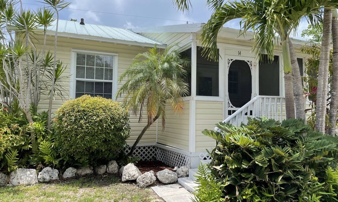 Cudjoe Key Cabaña | Old Florida Style, Dockage, Swimming Pool (shared), just 20 miles from Key West