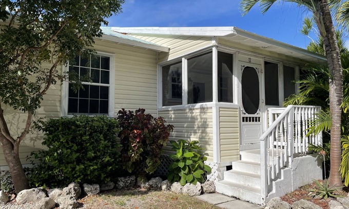 Cudjoe Key Cabaña | Old Florida Style, Dockage, Swimming Pool (shared), just 20 miles from Key West