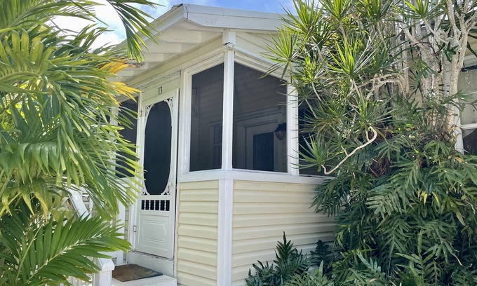 Cudjoe Key Cabaña | Old Florida Style, Dockage, Swimming Pool (shared), just 20 miles from Key West