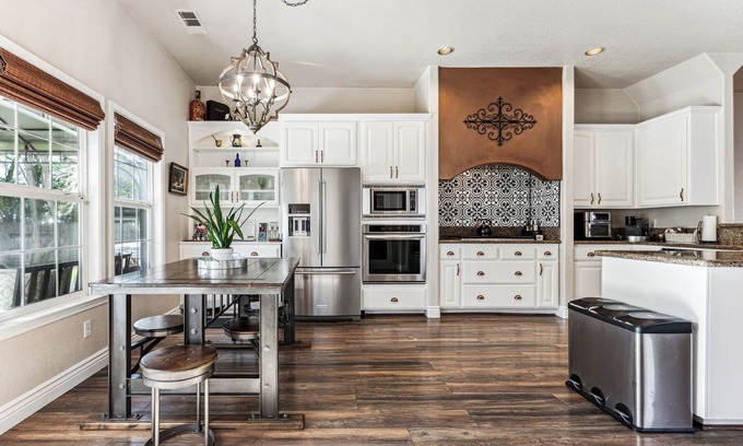 Folsom Casa | 🌿 Old Folsom La Boheme Artist Retreat + Large Yard, Jacuzzi & Outdoor Shower 🌿
