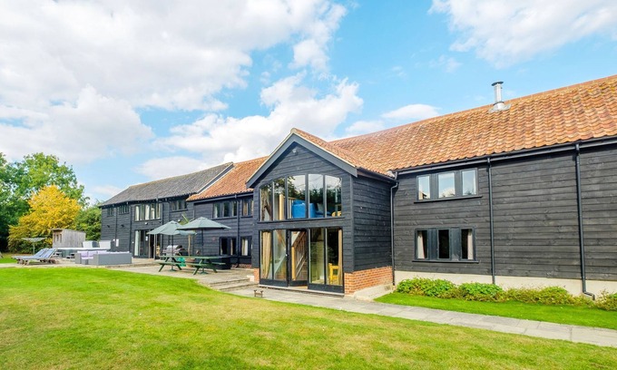 Darsham Cabaña | Old Hall Barn - sleeps 14 guests in 7 bedrooms