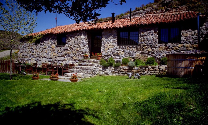Munilla Cabaña | Antigua casa en la montaña de piedra, roca y madera. Jardín privado y barbacoa