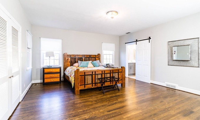 Old Irving Park Casa | Old Irving Park 7BR with Hot Tub