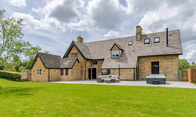 Winchcombe Cabaña | Old Laundry - a sudeley castle cottage that sleeps 12 guests in 6 bedrooms