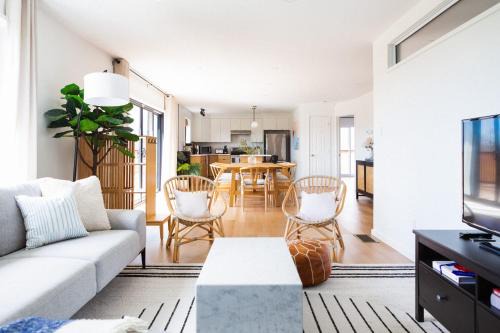 Prince Edward Casa | Old Milford - Modern Home 5 Minutes from Picton