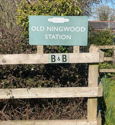 Newport Cama Y Desayuno | Old Ningwood Station Bed & Breakfast, Ningwood, Isle of Wight PO41 0TG