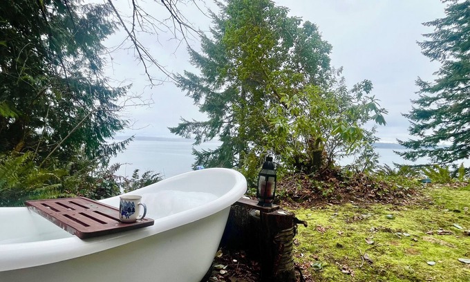 Tillicum Cabina | "Old Pine" Rustic Waterfront Cabin w/ Outdoor Tub #CabinVibes