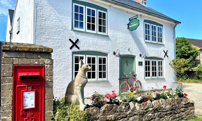 Middlemarsh Cabaña | OLD POST OFFICE, pet friendly, with hot tub in Sherborne