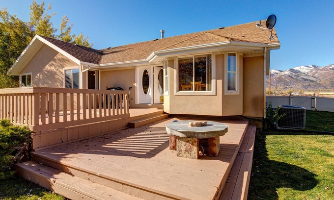 South Snyderville Basin Casa | Old Ranch Road Home W/ Full Mountain Views, Private Patio, & Fast WiFi - Dogs OK