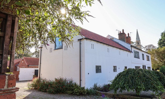 York Cabaña | OLD ROOST FARMHOUSE, family friendly, with a garden in York