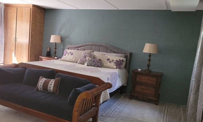 Dyke Cabaña | Old School House at Stone Mountain Vineyards