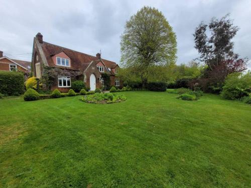 Pattiswick Casa | Old school house surrounded by countryside
