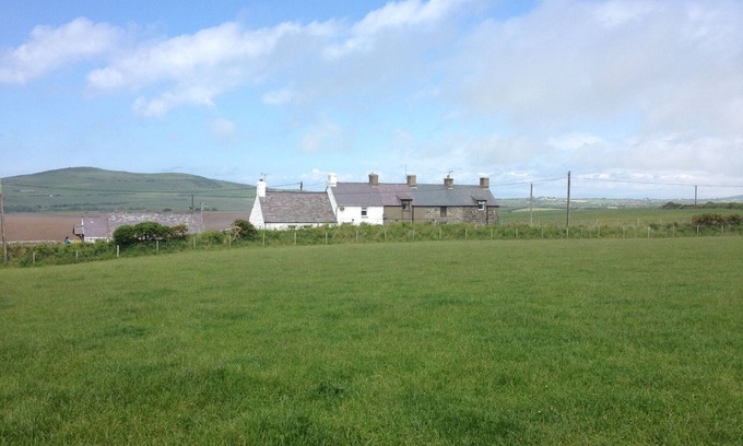 Garn Fadryn Casa | Old Smithy[Tyr Efail] Beautiful location AONB walking/cycling-Close to 3 beaches