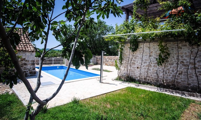 Velim Villa | Casa de piedra con piscina para familias