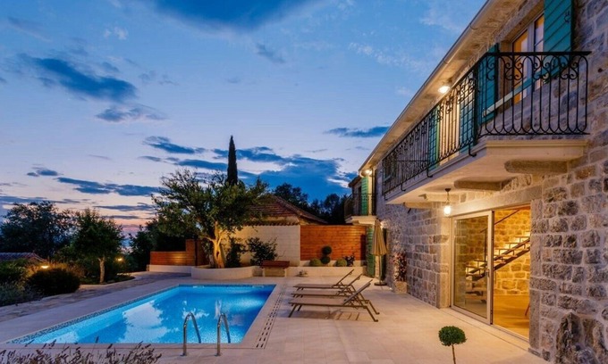 Kotor Villa | Antigua villa de piedra con piscina, vistas al mar y a la montaña en una zona tranquila, bahía de Kotor