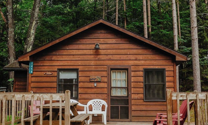 Arbor Vitae Casa | Old Stoney's Walleye- Pet Friendly