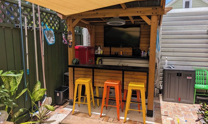 Key West Historic District Casa | Old Town 3/3 Home, Private Pool, Off Street Parking, Outdoor Dining, Balconies