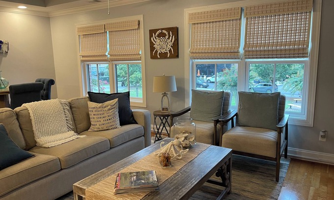 Old Town Bluffton Casa | Old Town Bluffton! Steps from shopping, restaurants, music, art and more.