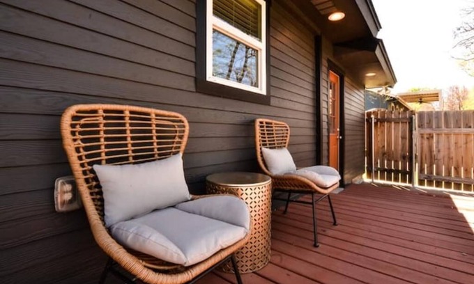 Georgetown Casa | old Town Bungalow - 4 blocks to historic square