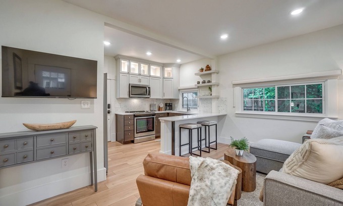 Martinez Park Cabaña | Old Town Carriage House w/ Private Patio