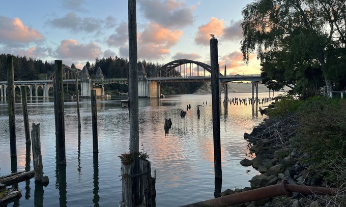Florence Cabaña | Old Town Cottage in Port of Siuslaw, King Bed
