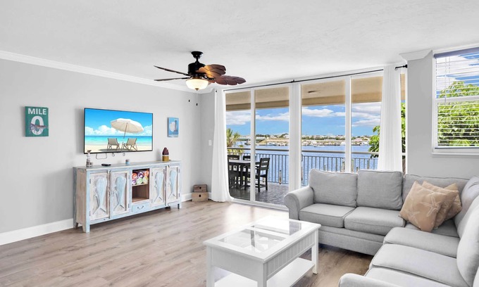 Meadows Condominio | Old Town "Eleuthera" 2BR Waterfront Corner Condo