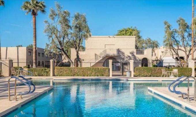 South Scottsdale Apartamento | Old Town Gem Pool Arcade EV Fun Near It All!