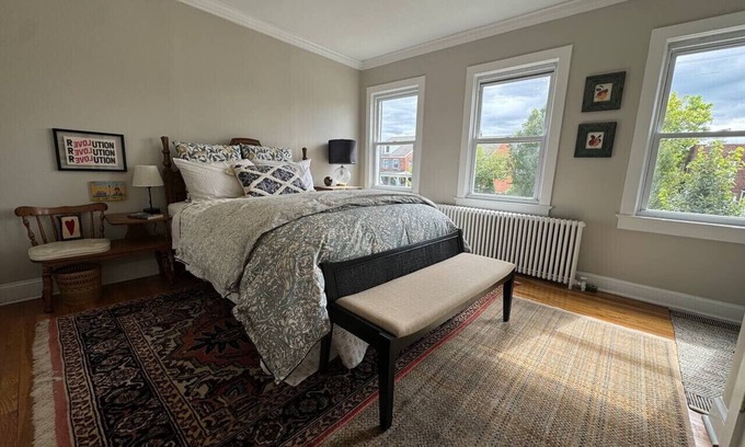 Old Town West Apartamento | Old Town Gem – Steps to Cafés, Shops & Metro!