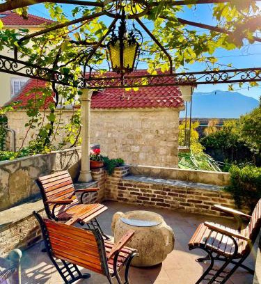 Old Town Apartamento | Old town house with private garden