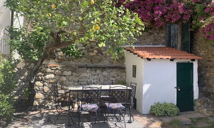 Cervo Apartamento | Old Virginia house, charm with garden and sea