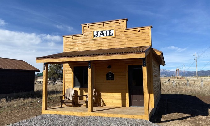 Island Park Cabina | Old West Escapes, Jail
