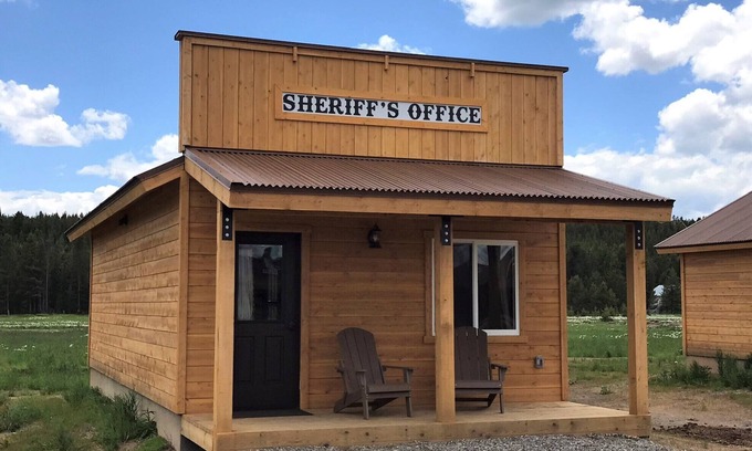 Island Park Cabina | Old West Escapes, Sheriff's Office