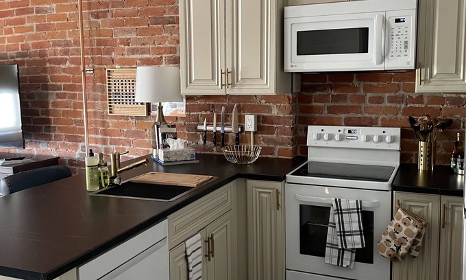 Belleville Apartamento | Old World Charm: Burrows Suite #3 - Belleville, ON