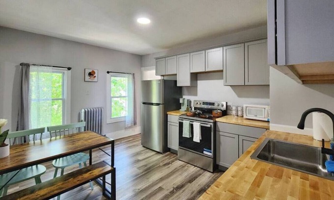 Springfield Apartamento | Old world charm with modern renovation and decor