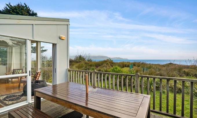 Waikanae Casa | Olde Beach Pearl - Waikanae Beach Holiday Home