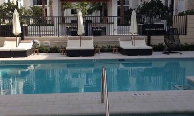 Redevelopment Area Condominio | Downtown Old Naples, walk everywhere, condo unit w/elevator & secure garage.