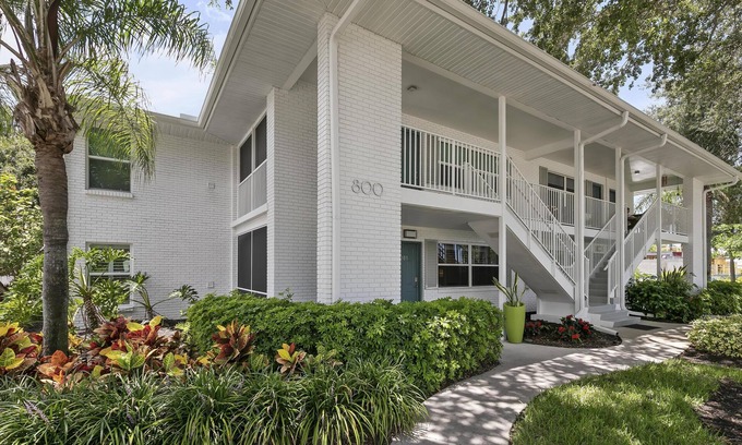 Coquina Sands Condominio | Olde Naples Luxe New Reno. Walk to the beach and 12 blocks to 5th Ave