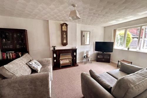 Oldham Casa | Oldham Bungalow Retreat: 2BD Peaceful Comfort