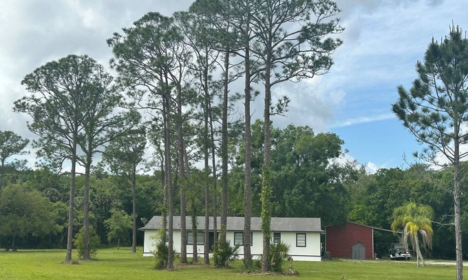 Okeechobee Otro | Ole Glory is a Charming 3-bedroom farmhouse in Okeechobee with WiFi, AC