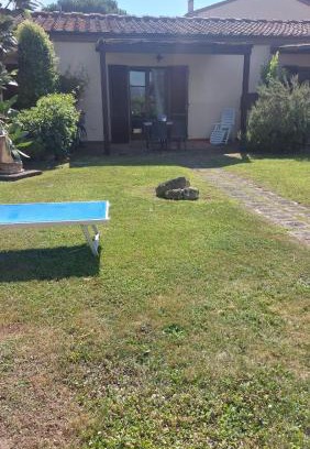 Cecina Apartamento | Oleandro Cottage with garden