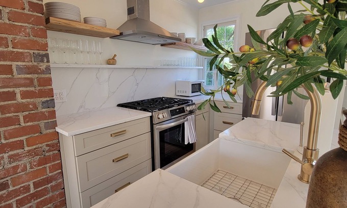 North Charleston Casa | Olive Branch Cottage, Historic Park Circle, Nearby Restaurants, Breweries & Bars