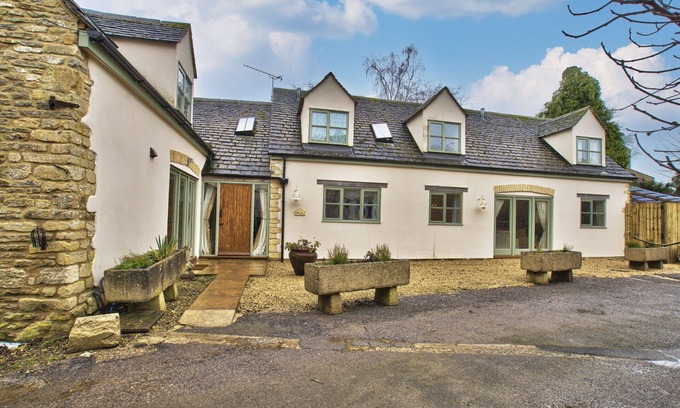 Black Bourton Cabaña | Olive Cottage by Group Retreats - sleeps 11 guests in 5 bedrooms