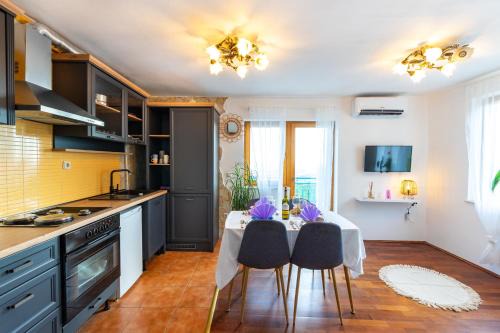 Zrnovnica Casa | Olive Garden House in Žrnovnica with a View & BBQ